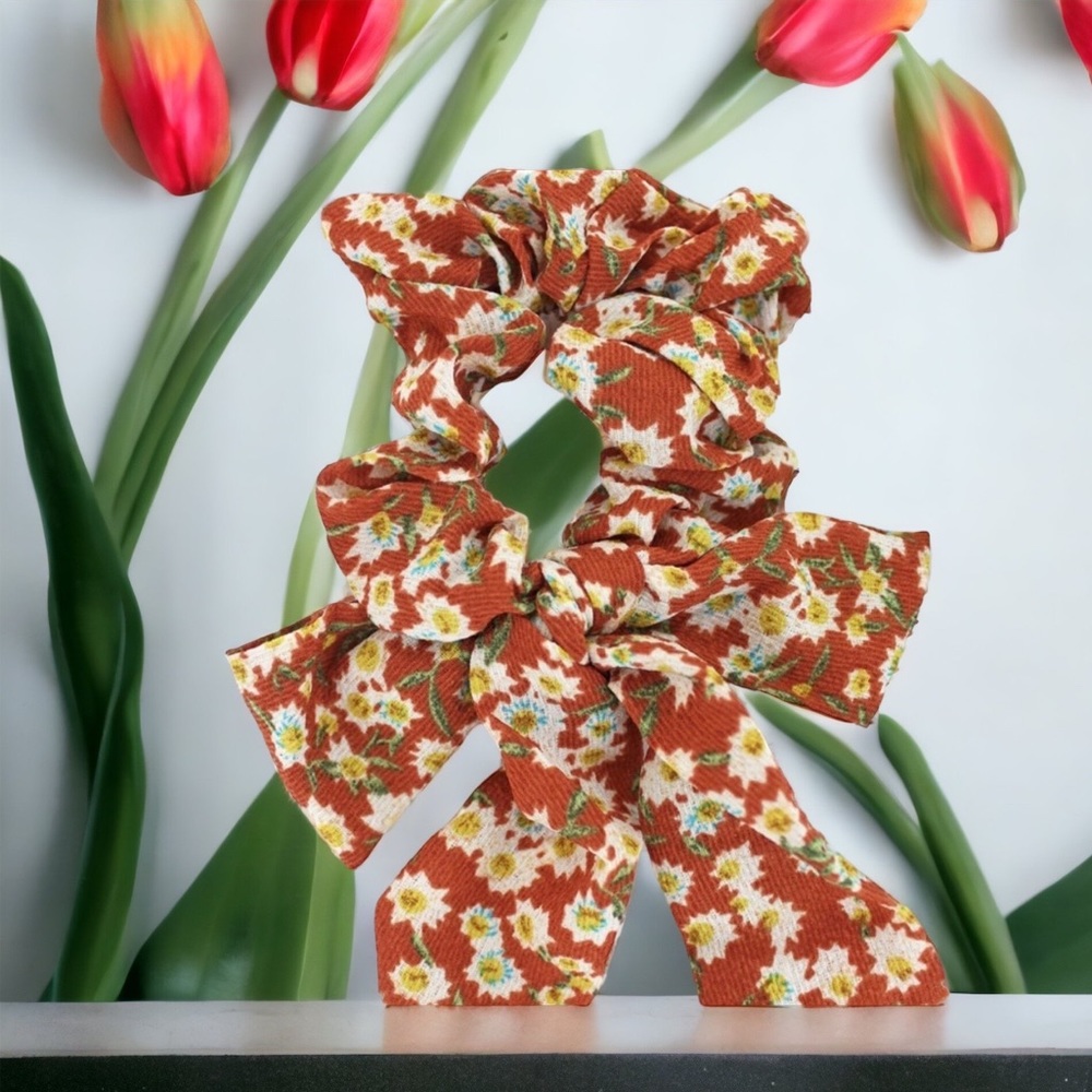NEW DELIGHTFUL DAISIES RUST SCARF SCRUNCHI